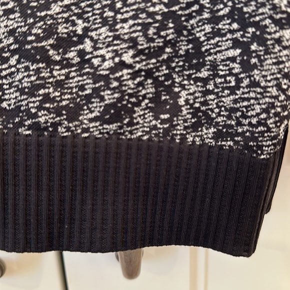 Lululemon black and white crewneck top. Size 4 women’s. - Picture 3 of 4